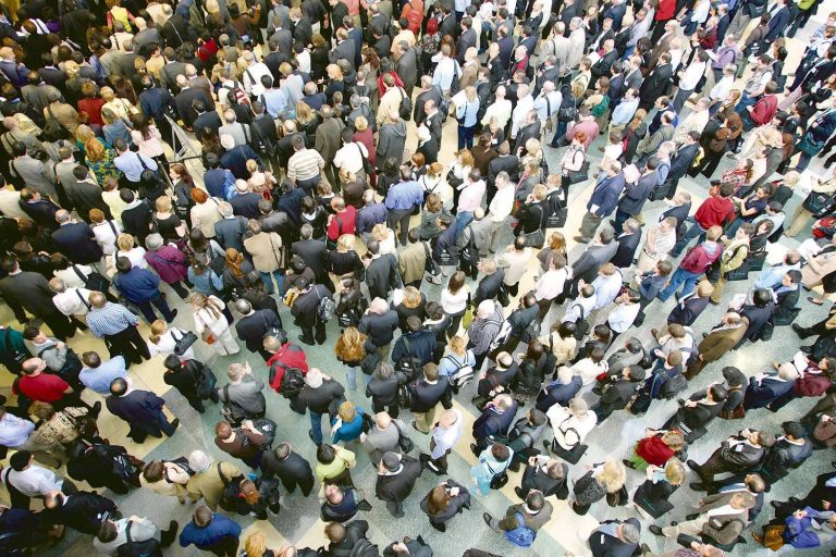 Românii continuă să scadă ca număr. Sporul natural, în continuare negativ