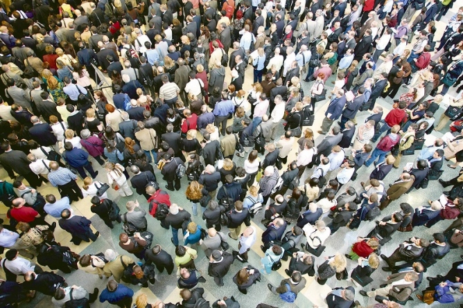 Românii, tot mai puțini și tot mai bătrâni