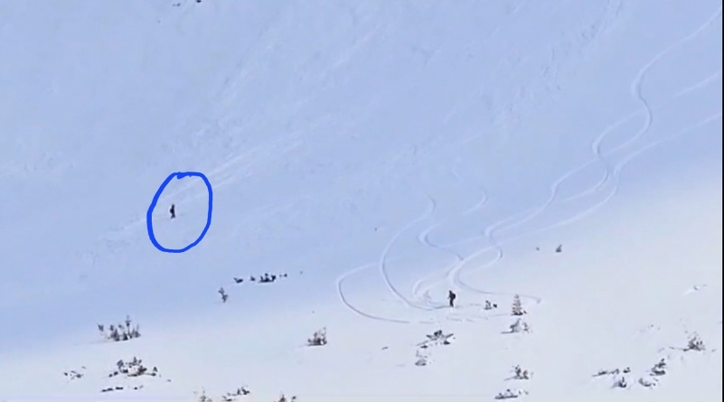 Surprins de o avalanșă în Munții Rodnei, un schior a reușit să se salveze în ultima clipă