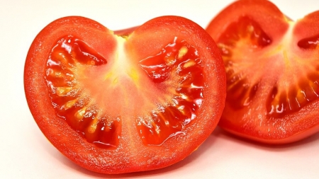 Cum pot fi recunoscute roșiile din piață, tratate cu pesticide