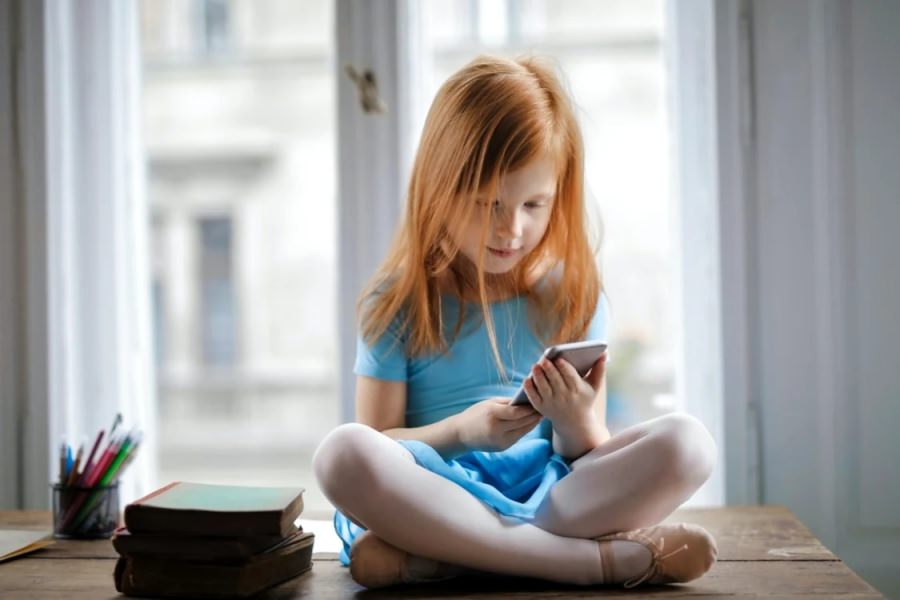 „Boala telefonului mobil”, afecţiunea care îţi deformează coloana vertebrală