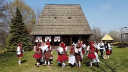 Tradiții, obiceiuri, port popular și artiști îndrăgiți – toate la Festivalul Satelor Maramureșene – Paști în Maramureș