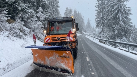 A nins în Pasul Prislop. „Zăpada mieilor” le dă de furcă drumarilor