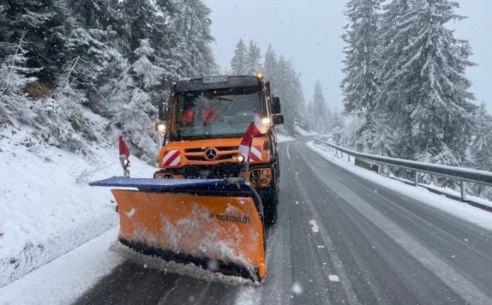 A nins în Pasul Prislop. „Zăpada mieilor” le dă de furcă drumarilor