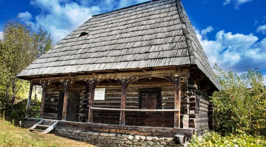 Casa-școală din Giulești, una dintre căsuțele deosebite ale Muzeului Satului din Baia Mare