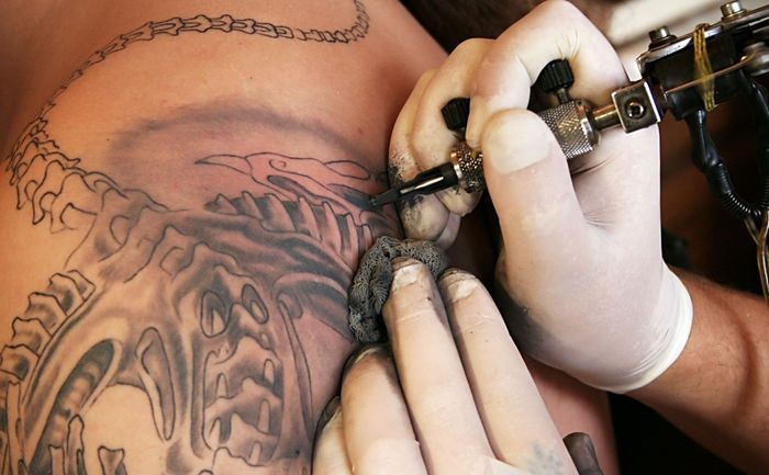 Noi restricții pentru minorii care-și doresc piercinguri sau tatuaje