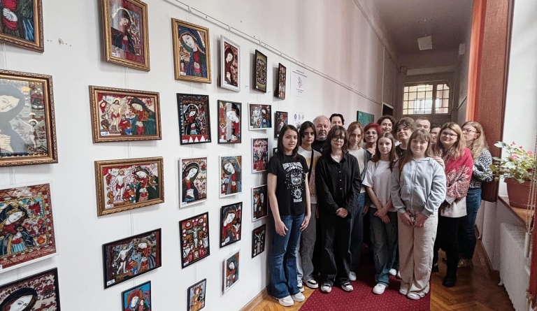 O expoziție de icoane pe sticlă realizată de elevii de la Palatul Copiilor Baia Mare a fost expusă la Ministerul Educației