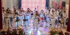 Orchestra „Fisculașul” – proiectul inedit al unor tineri talentați și iubitori de folclor