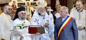 Arhimandritul Macarie Motogna, starețul Mănăstirii Rohia, a primit titlul de Cetățean de Onoare al orașului Târgu Lăpuș