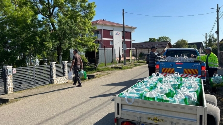 Aproximativ 700 de cetățeni ai comunei Fărcașa au primit pachete cu alimente în prag de sărbători