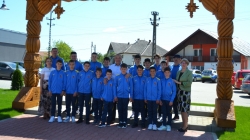 O echipă de fotbal U13 din Fărcașa pleacă într-un turneu în Franța