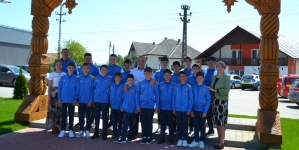 O echipă de fotbal U13 din Fărcașa pleacă într-un turneu în Franța