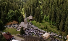 Trei ierarhi au sfințit biserica Mănăstirii Budești de sărbătoarea închinată Sfinților Împărați Constantin și Elena