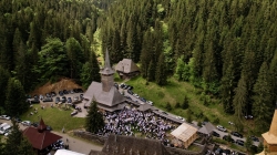 Trei ierarhi au sfințit biserica Mănăstirii Budești de sărbătoarea închinată Sfinților Împărați Constantin și Elena