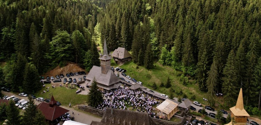 Trei ierarhi au sfințit biserica Mănăstirii Budești de sărbătoarea închinată Sfinților Împărați Constantin și Elena