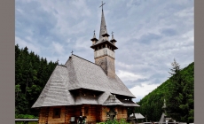 Trei ierarhi vor sfinți biserica de lemn a Mănăstirii „Sfinții Împărați Constantin și Elena” din Budești