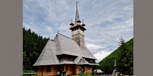 Trei ierarhi vor sfinți biserica de lemn a Mănăstirii „Sfinții Împărați Constantin și Elena” din Budești