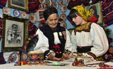 Artistul fotograf Tudorel Ilie vă invită la vernisajul expoziției de artă fotografică „România în straie tradiționale”