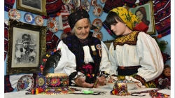 Artistul fotograf Tudorel Ilie vă invită la vernisajul expoziției de artă fotografică „România în straie tradiționale”