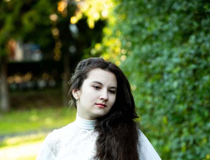 O elevă a Colegiului „Eminescu”, membră a Cenaclului Scriitorilor din Maramureș