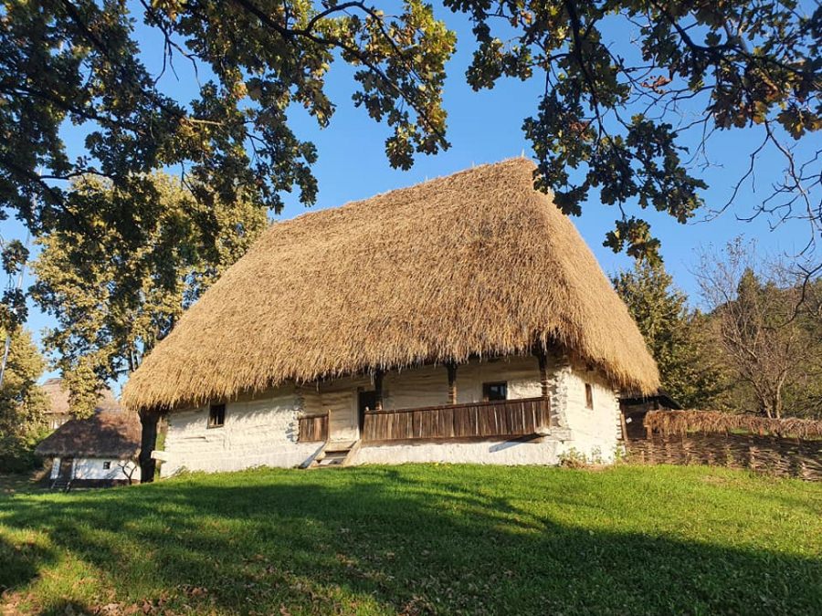 Șura gospodăriei Preluca din cadrul Muzeului Satului din Baia Mare găzduiește o expoziție de fotografie dedicată portului tradițional