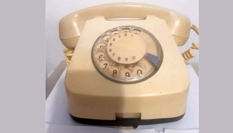 Câți români mai au un telefon fix acasă