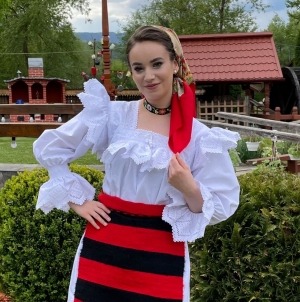 Artista Cristiana Adina Uglea, noua speranță a folclorului din comuna Rozavlea