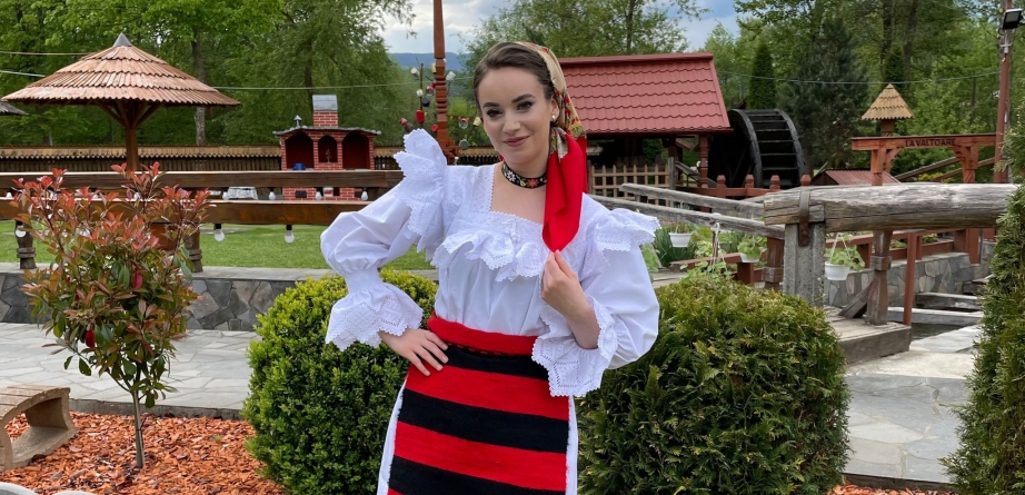 Artista Cristiana Adina Uglea, noua speranță a folclorului din comuna Rozavlea