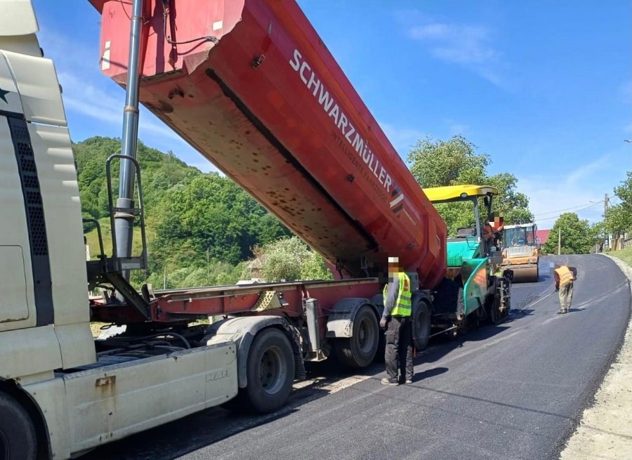 Lucrări de asfaltare pe DN18B în Rohia