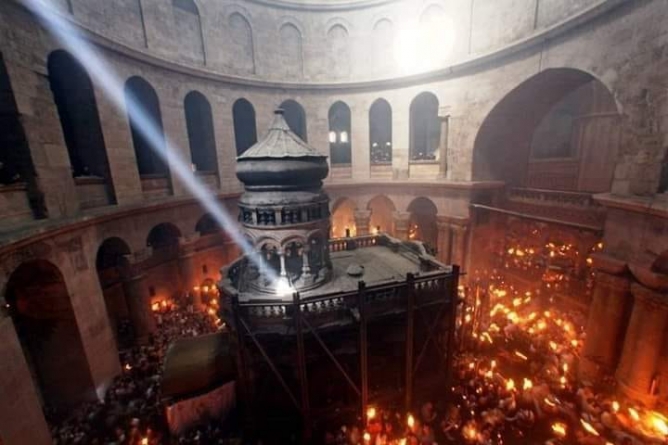 Minunea aprinderii Luminii Sfinte de la Ierusalim