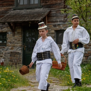 Mersul în Tez, de Paști. Obiceiul este rezervat copiilor