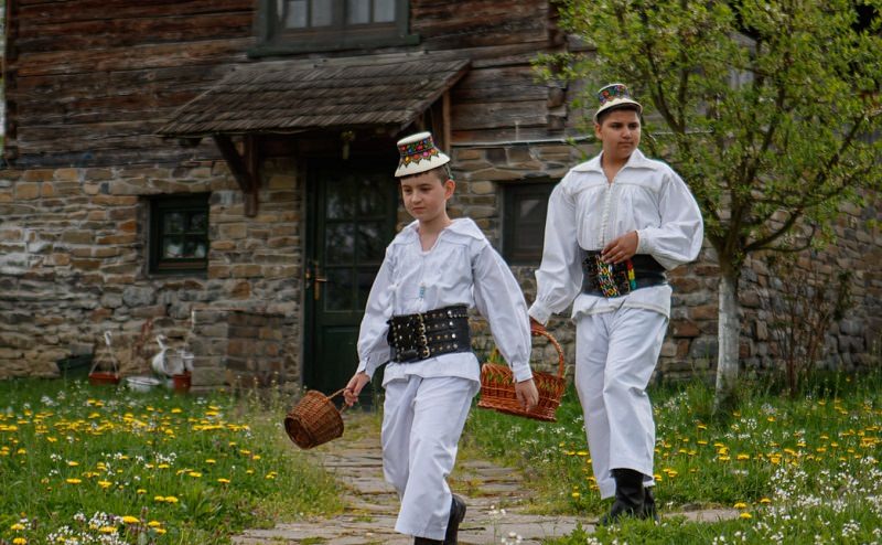 Mersul în Tez, de Paști. Obiceiul este rezervat copiilor