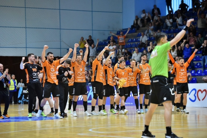 CS Minaur primește medaliile în fața suporterilor