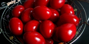 Ouăle roșii de Paști, între tradiții și legendă
