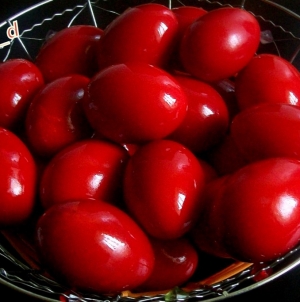 Ouăle roșii de Paști, între tradiții și legendă