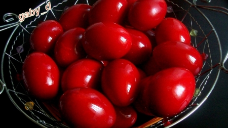 Ouăle roșii de Paști, între tradiții și legendă