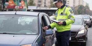 Nu s-au abținut de sărbători. Doi tineri, surprinși conducând, deși aveau permisul suspendat