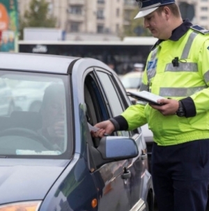 Nu s-au abținut de sărbători. Doi tineri, surprinși conducând, deși aveau permisul suspendat