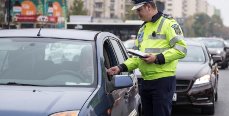 Nu s-au abținut de sărbători. Doi tineri, surprinși conducând, deși aveau permisul suspendat