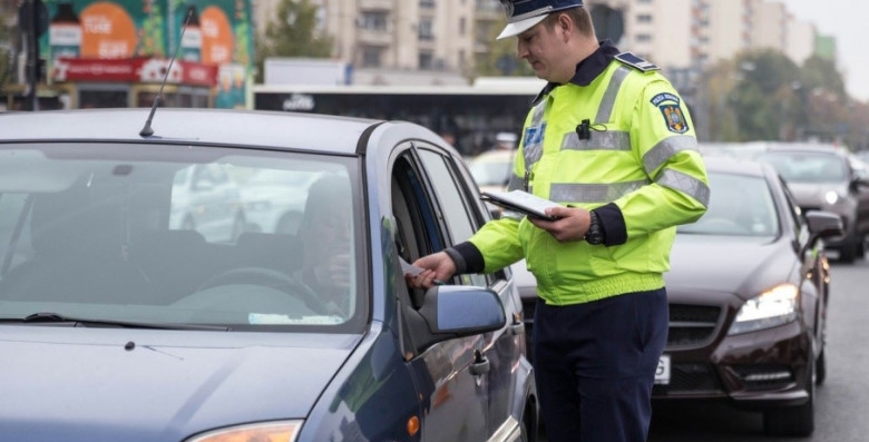 Nu s-au abținut de sărbători. Doi tineri, surprinși conducând, deși aveau permisul suspendat