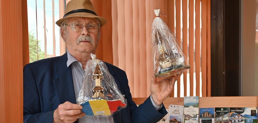 Parodistul Lucian Perța, pasionat și de artizanat; Din mâinile sale ies minunății