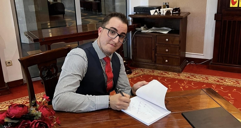 Alex Ionuț Pop a lansat volumul al II-lea „VCG – Vorbește corect gramatical”; Cei dragi i-au fost alături