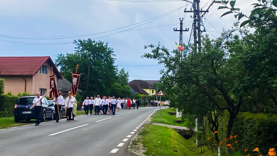 În Săcălășeni a avut loc tradiționala procesiune de Rusalii; În fiecare an se merge, prin rotație, la cele 10 troițe