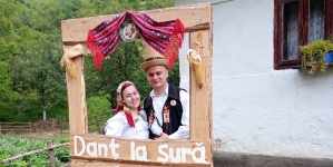 „Danțul la șură” de la Vărai s-a desfășurat în curtea bunicilor poetului Ioan Es. Pop