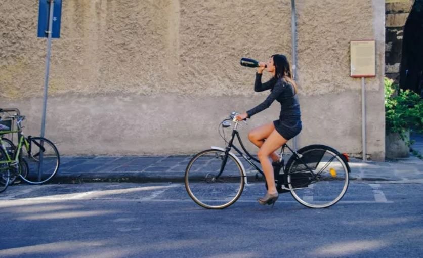 Cei care circulă pe bicicletă sau trotinetă electrică vor fi testați pentru alcool și substanțe psihoactive