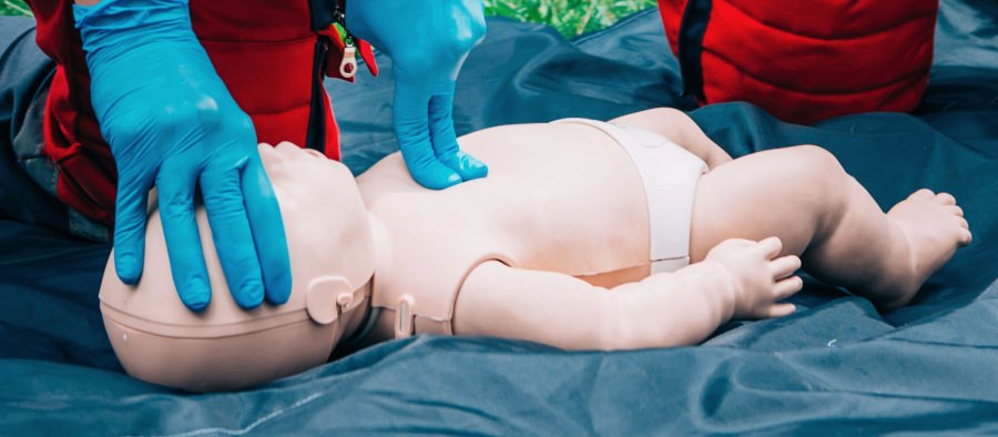 În Baia Mare va avea loc un curs de prim ajutor pediatric pentru părinți