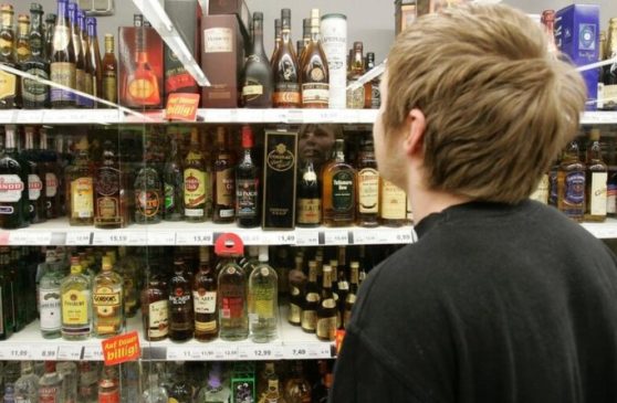 Alcoolul, țigările și energizantele vor fi cumpărate doar cu buletinul