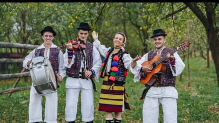 Numeroase ansambluri și artiști îndrăgiți se vor reuni la cea de-a XXIII-a ediție a Festivalului Folcloric „Nu vă uitați că-s micuț”