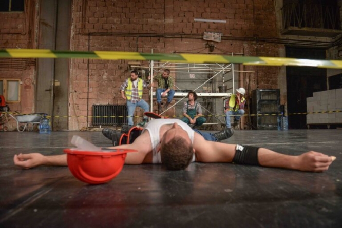 În această seară, băimărenii pot viziona spectacolul „Șantier”, care a fost premiat la Festivalul „Atelier”