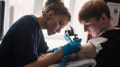 Minorii nu mai au dreptul de a-și face tatuaje sau piercinguri